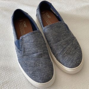 Women’s jean blue Toms slip ons, size 6